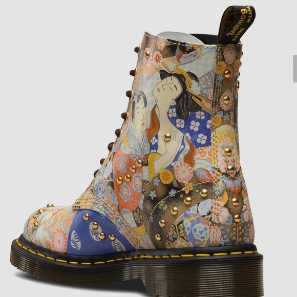Dr. Martens Shoes - Dr. Martens boots unisex size 7
